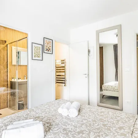 House-garden & Hydromassage-sea-free Parking 度假居 *