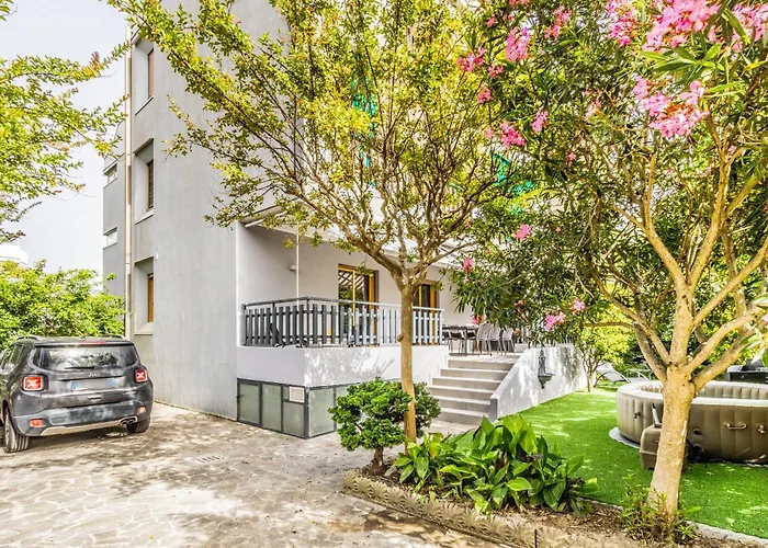 House-garden & Hydromassage-sea-free Parking Holiday home